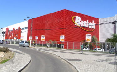 Bistek comemora aniversário presenteando clientes