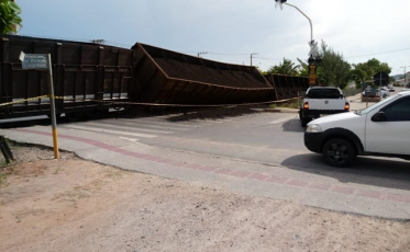 Vagões carregados de carvão descarrilam e um tomba