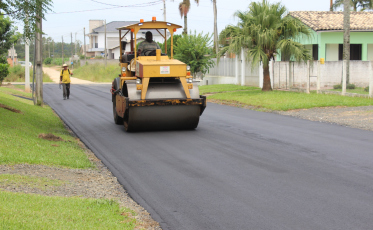Ruas são pavimentadas no bairro Quarta Linha