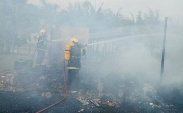 Casa é destruída em incêndio em Turvo