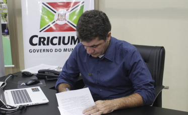 Salvaro assina decreto que estabelece novo método de cobrança da taxa de coleta de lixo em Criciúma