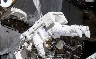 Astronautas fazem primeira caminhada 100% feminina no espaço