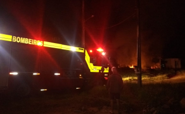 Casa pega fogo em Tubarão