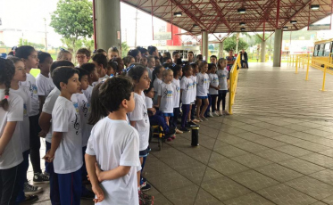 Alunos de Criciúma cantam em terminais de ônibus na cidade