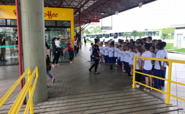 Alunos de Criciúma cantam em terminais de ônibus na cidade