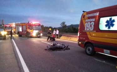 Enquanto bombeiros atendem incêndio, motociclista causa acidente