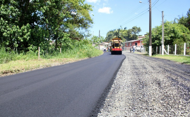 Prefeitura de Criciúma pavimenta ruas no bairro Rio Bonito