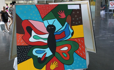 Crianças dos Cras de Criciúma expõem trabalhos no hall da prefeitura