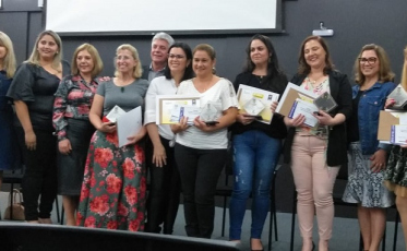 Professora de Criciúma ganha prêmio e reforça a importância da Educação