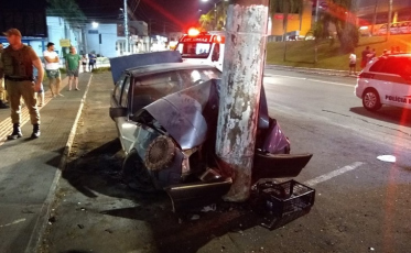 Veículo bate em poste e provoca queda de energia