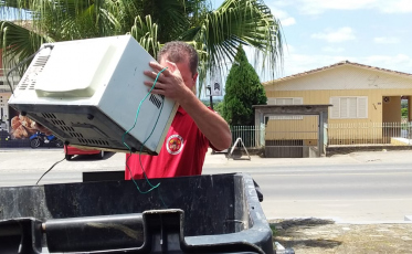 Pit Stop Ecológico arrecada meia tonelada de inservíveis