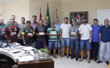 Premiações são entregues aos vencedores da Bocha e Futebol Suíço em Forquilhinha