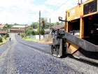 Obras de asfalto chegam a três bairros em Criciúma