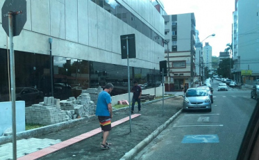  Calçadas em obras, dificuldade aos deficientes