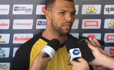 “No mata-mata a camisa pesa”, acredita o zagueiro Vitão