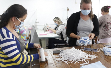 Monitoras produzem máscaras de tecido em Forquilhinha