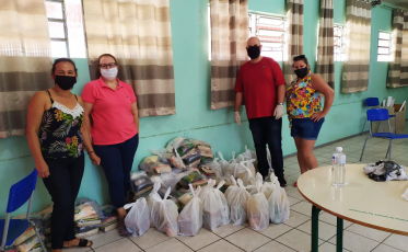 Alunos da Escola Irmã Edviges recebem 68 kits de alimentos