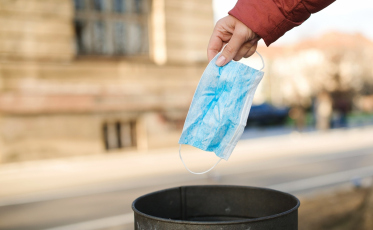 Máscaras e luvas não devem ser descartadas na coleta seletiva