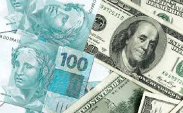  Dólar fecha a R$ 5,83