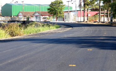 Obras de pavimentação asfáltica contemplam ruas no bairro Vila Francesa