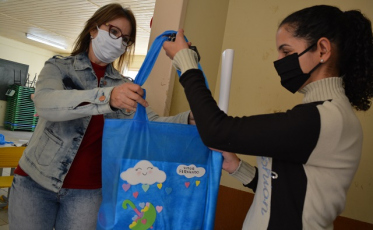 Alunos recebem materiais para a realização das atividades remotas