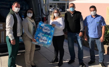 Idosos do Lar São Vicente de Paulo receberam doação de 10 mil fraldas da Unimed