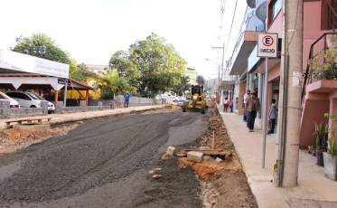 Remoção do asfalto antigo na rua Valdir Cotrin está próximo do fim