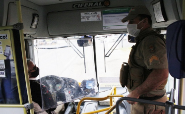 PM fiscaliza o cumprimento das normas nos ônibus em Forquilhinha