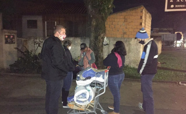 Pessoas em situação de rua recebem orientações em Criciúma