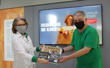 Nassif doa livros para campanha 