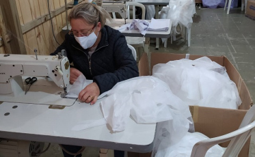 Monitoras e voluntárias da FAI confeccionam jalecos para as unidades de saúde