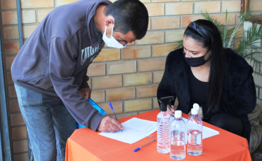 Moradores assinam contrato do novo condomínio de casas de Içara