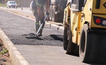 Ciclovia de Lauro Müller começa a receber asfalto