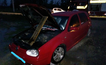 Turvo: motoristas apagam fogo em veículo 