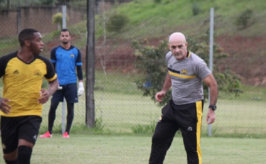 Com um olho no Londrina e outro em reforços, Schülle estreia no Tigre