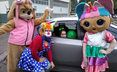 Estudantes do Infantil Satc recebem mimos e carinho de professores 