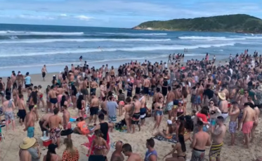 Feriadão de muita aglomeração nas praias catarinenses