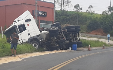 Caminhão carregado com tinta tomba na SC 445 