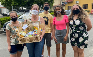 Coordenadora de Artes da Secretaria de Educação de Içara recebe homenagem