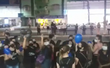 Profissionais da Saúde protestam em frente ao hospital de Tubarão (VÍDEO)