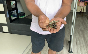 Nas mãos, a prova da violência sem precedentes no estado