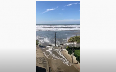 Ressaca faz com que mar avance pelas ruas do Rincão (VÍDEO)