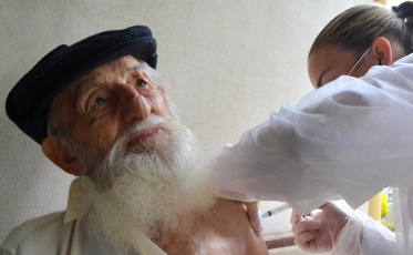 Covid-19: Idoso de 101 anos é vacinado em Morro da Fumaça