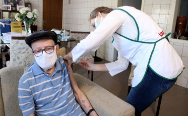 Criciúma dá ênfase na vacinação dos idosos acima de 90 anos