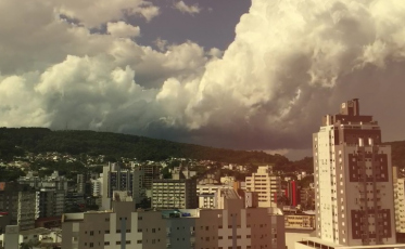 Terça-feira é de sol, chuva, vento e Pio Corrêa sem luz (VÍDEO)