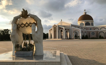 Devotos colaboram com mosaico do santuário