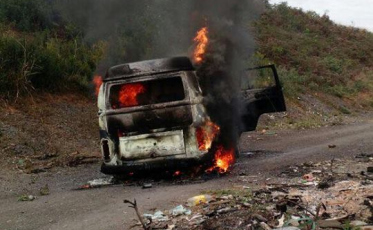 Kombi da prefeitura é incendiada no Renascer