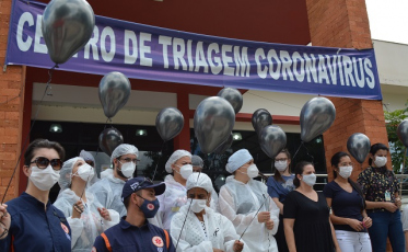 Com orações, a solidariedade às famílias das vítimas de Covid-19 e o apoio aos profissionais da saúde