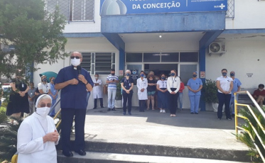 Um minuto de silêncio pelos profissionais da saúde de Urussanga. 