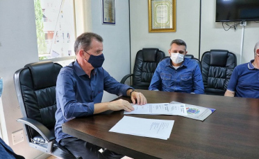 Escolas recebem ordens de serviço para construção e reforma de quadras esportivas